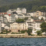 Blick von der Ostsee auf die Altstadt und die Villa Fernsicht. Im Hintergrund der Nationalpark Jasmund.