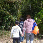 竹藪を通って冒険気分。