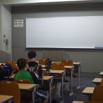 教室でアニメ上映会。