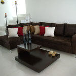 Sala: Chase Lounge + sofa + taburete, Mesa Central, cojines decorativos.
