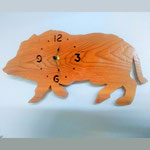 Horloge sanglier en hêtre vernis taille environ : 190 mm x 360 mm
