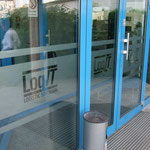 Sichtschutzfolie mit ausgeschnittenem Logo für Eingangstüren, Glas, Bsp. aus Rodgau