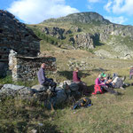 Pause während des Abstiegs ins untere Valle Aosta