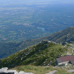 Blick über das Rifugio Mombarone in die Poebene