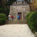 Vor dem Behring-Mausoleum