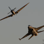 Formationsflug Spitfire und F-16MLU FightingFalcon 