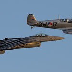 Formationsflug Spitfire und F-16MLU FightingFalcon 