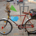 Vor einem Fahrradhändler in Torgau, bei dem wir uns einmal neue Satteltaschen kaufen mussten. Die alten hatten es nicht überlebt.