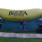 Nele und Jenny vor der Big banana