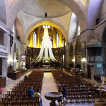 La nef et le chœur de la cathédrale avec la Sainte Coiffe, qui y est vénérée