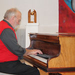 Horst Jacobsen spielt auf dem Flügel eigene Kompositionen. 