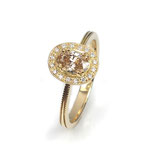 Zarter Ring in Roségold mit naturfarbenem, ovalen Diamanten