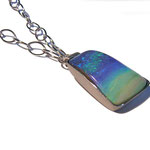 Außergewöhnlicher echter Opal in einer Fassung aus Platin mit Collierkette