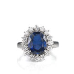 Royal: Ring in Weißgold mit großem blauen Saphir und Brillanten