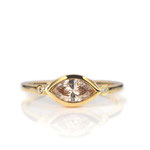 Edler Ring in Gelbgold 750/000 mit champagner-farbenem Diamant-Navette 0.47 ct.