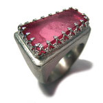 Ring in Silber mit großem, rosafarbenem Turmalin