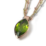 Anhänger in Roségold mit großem Peridot im Navette-Schliff 12.88 ct.