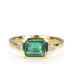 Herrlich: Ring in sattem Gelbgold 750/000 mit schönem Smaragd und Brillanten