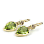 Ohrhänger in Gelbgold mit Peridot-Tropfen und zimtfarbenen Brillanten