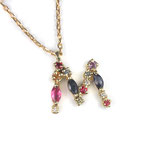 Ein "M" - Gelbgold mit bunten Saphiren und Brillanten