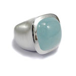 Massiver Silberring mit milky Aquamarin-Cabochon