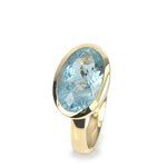 Ring in Gelbgold mit großem Aquamarin im Schachbrett-Schliff