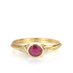 Fein gearbeiteter Ring in Gelbgold mit Rubin und zwei Brillanten