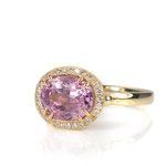 Ring in Gelbgold mit pinkfarbenem Saphir und Diamanten