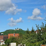 Blick auf Bad Urach mit dem Hohen Urach im Hintergrund