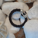 Perle "schwarze Herzen" im Pferdehaar-Ring, mit silberfarbenen Perlen rechts und links