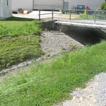 Mödringbach, im Bereich der Brücke zum Anwesen der Familie Kohl fotografiert am 07.08.2012, gegen 14:00. Man sieht, dass nicht mehr viel gefehlt hat dass der Bach über seine Ufer getreten wäre