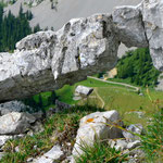 Steinbrücke mit Alp Laub