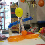 Ballonmensch aus Modellierballons: € 10,-. Kleine Geschenke wie Ringe oder auch Bargeld können in dem Geschenk integriert werden.
