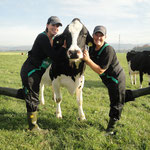 Simone und Nadine posieren die neuen Arbeitstenues mit der sichtlich begeisterten alten Dame, Brooker BLACK-LADY.