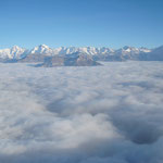 Blick vom Niesen über das Nebelmeer auf die Berner Alpen.