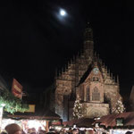 View of der Frauenkirche and Christkindlmarkt.