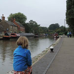 Sarah admires the life of the Narrow Boats, Stoke Buene.