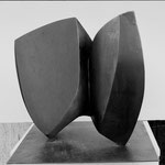 sculpture en bois noirci sur plaque acier - H. 35 cm