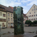 Münsterbrunnen    1989 von dem schwarzwälder Künstler Klaus Ringwald geschaffen. Der Brunnen erzählt die 1000-jährige Geschichte der Stadt