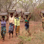 Frauen auf dem Weg zu Wasserstelle
