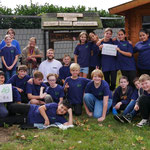 Schülerinnen und Schüler, Lehrkräfte, Vereinspersonal und Hündin Ari trafen sich zum Abschiedsfoto