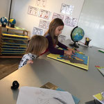 On aime avoir la possibilité de piocher dans toutes les approches pédagogiques et le matériel, si besoin. Ici, matériel Montessori.