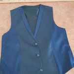 Reprise des côtés d'un gilet homme couleur bleu.