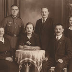 Julius Zabel mit seiner Ehefrau Rosa Bertha Zabel, geb. Vetter, dem Sohn Julius, dem Stiefsohn Anton Zöckel und den Töchtern Rosa Marie und Maria Zabel, v.l.n.r., ca. 1940 in Alt Ehrenberg.