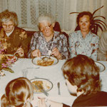 Milda Neitsch feiert ihren 80. Geburtstag in Leipzig-Connewitz, Meusdorfer Straße 25, 1983.