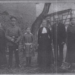 Emil Kolbe mit Ehefrau Lina, geb. Bräuer, und den Kindern Elsa, Arno, Milda und Margarethe Kolbe auf dem Hof in Großbardau ca. 1915, v.l.n.r.