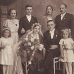 Hochzeitsfoto des Sohnes Julius Zabel mit Anna Sieber am 11.12.1938 in Georgswalde. Im Hintergrund stehen Rosa Marie Zabel sowie Edmund Sieber. Martha und Anton Zöckel und im Vordergrund Elisabeth und Leni Zöckel.