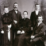 Familie Hermann Neinaß mit Ehefrau Mathilde Neinaß, geborene Schwichtenberg, und den Kindern Anna, Richard und Karl Neinaß, aufgenommen in Stettin Züllchow 1904.