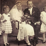 Hochzeitsfoto ihres Sohnes Anton Zöckel aus erster Ehe mit Martha N.N. am 17.05.1930 in Alt Ehrenberg. Die beiden Mädchen auf der rechten Seite sind Rosa Marie und Maria Zabel.
