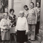 Edeltraud Khan, geb. Neitsch, zu Besuch in Seelingstädt 1974.